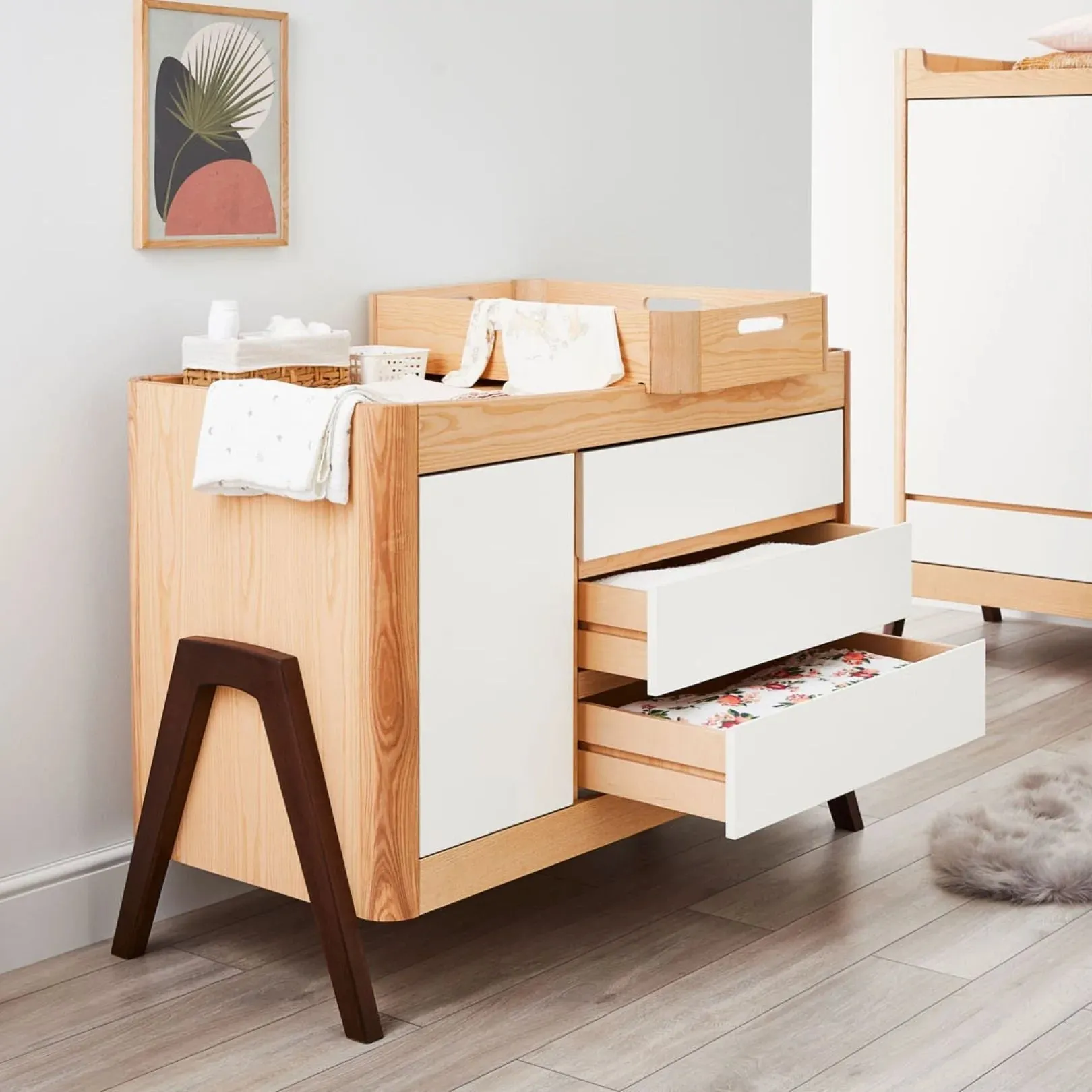 Gaia Baby, Hera Dresser