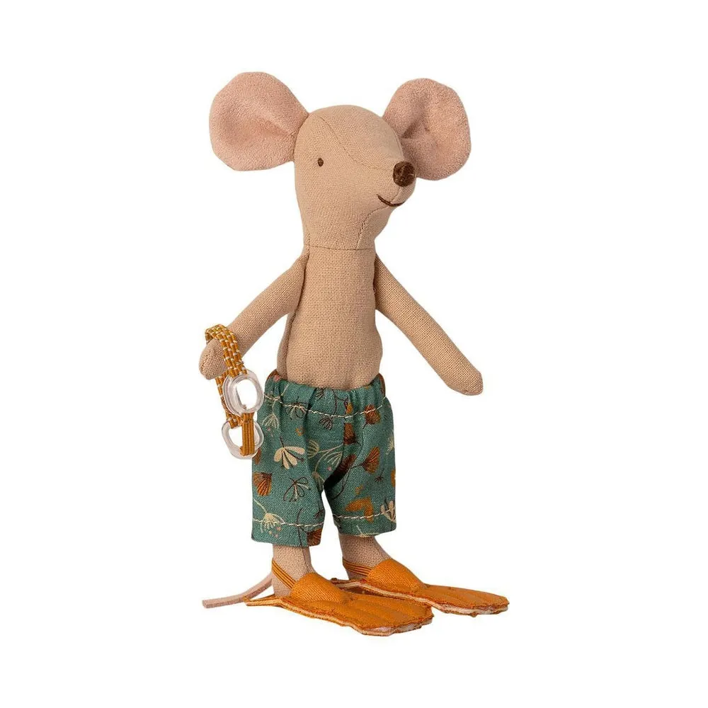 Maileg big brother beach mouse in cabin de plage
