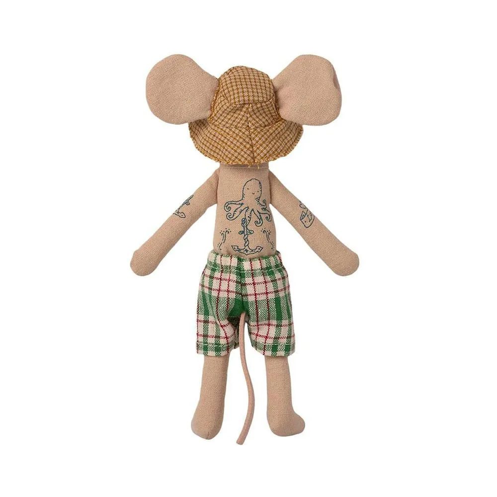 Maileg dad beach mouse in cabin de plage